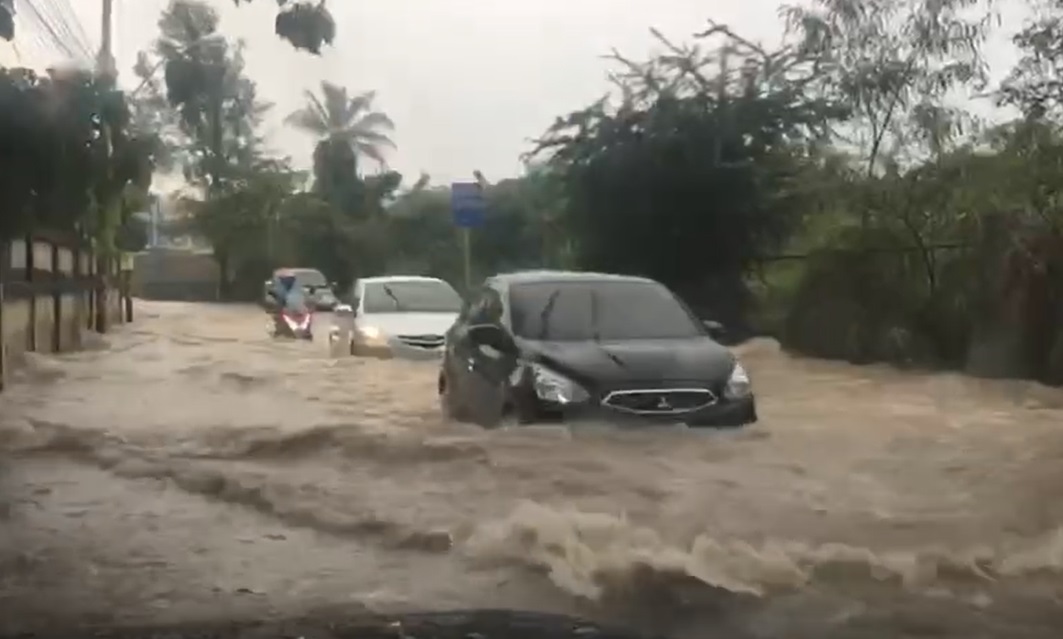 ฝนถล่มพัทยาอย่างหนัก รถดับกลางน้ำหลายคัน! ฝนถล่มพัทยาอย่างหนัก รถดับกลางน้ำหลายคัน!