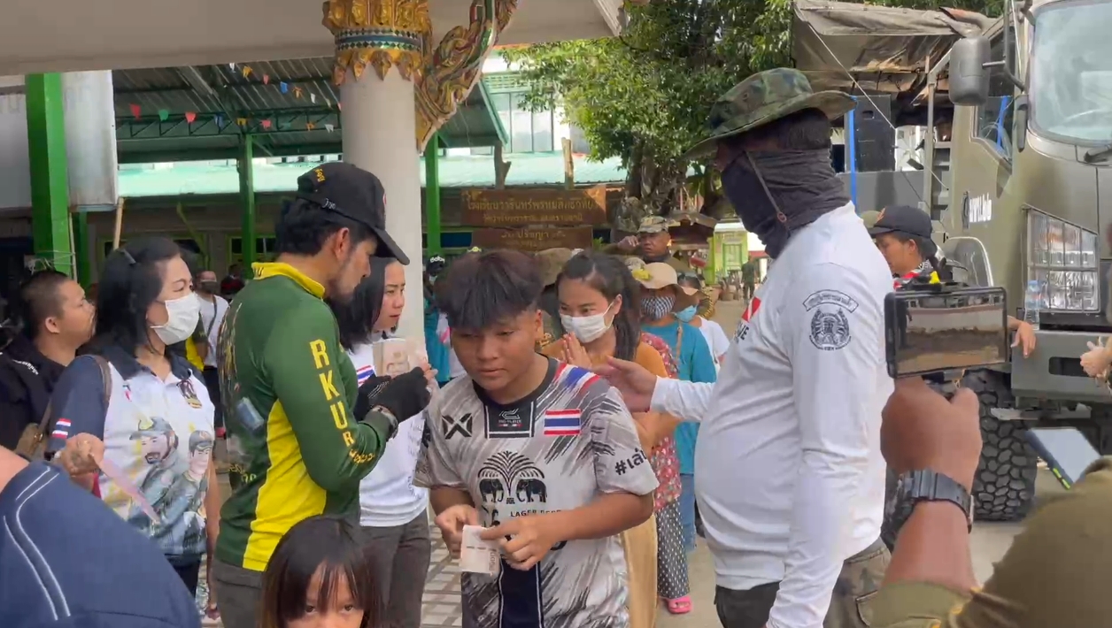 มทบ.22 - ร่วมกตัญญู คืนความสุขให้ชาวอุบล ขณะที่ บิณฑ์ เดินหน้ามอบเงินเยียวยาต่อเนื่อง มทบ.22 - ร่วมกตัญญู คืนความสุขให้ชาวอุบล ขณะที่ บิณฑ์ เดินหน้ามอบเงินเยียวยาต่อเนื่อง