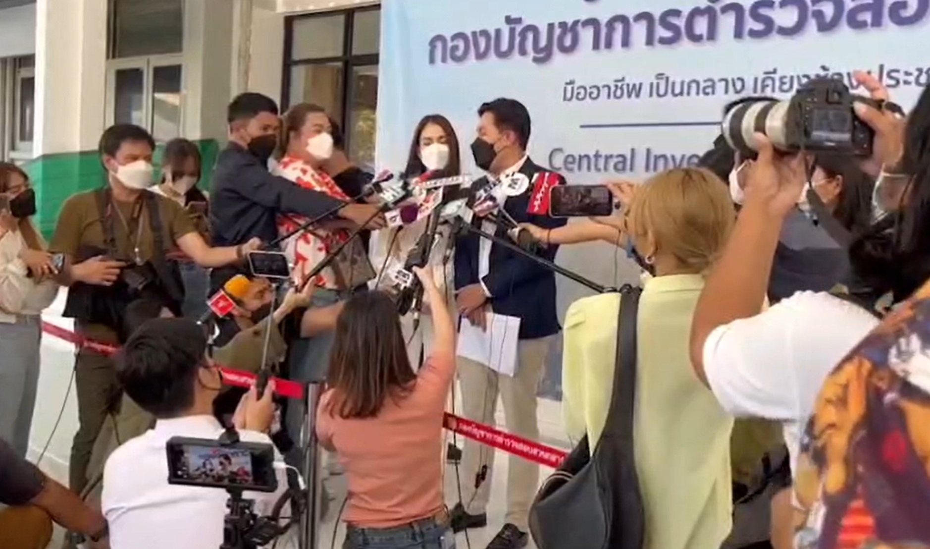 จิ๊บ คีตภัทร ให้สัมภาษณ์หลังถูกคนกุข่าวเป็น นางเอกดังซื้อกิน? จิ๊บ คีตภัทร ให้สัมภาษณ์หลังถูกคนกุข่าวเป็น นางเอกดังซื้อกิน?