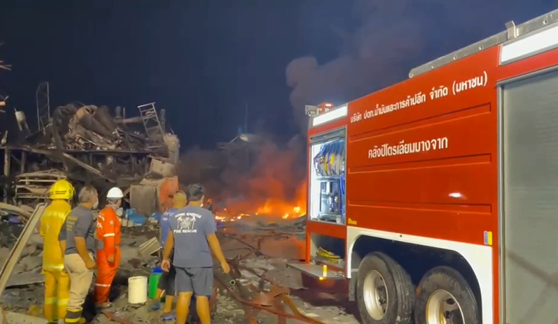 ไฟไหม้โรงงานกิ่งแก้ว เช้านี้เพลิงสงบแล้ว จับตาหวั่นปะทุอีกครั้ง ไฟไหม้โรงงานกิ่งแก้ว เช้านี้เพลิงสงบแล้ว จับตาหวั่นปะทุอีกครั้ง