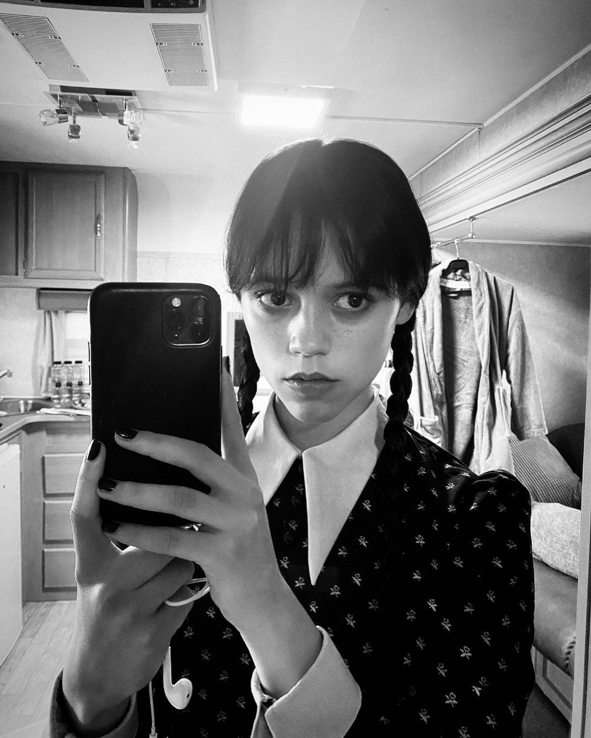  แฟนคลับ Wednesday ช็อค “Jenna Ortega” สูบบุหรี่ [มีคลิป] 