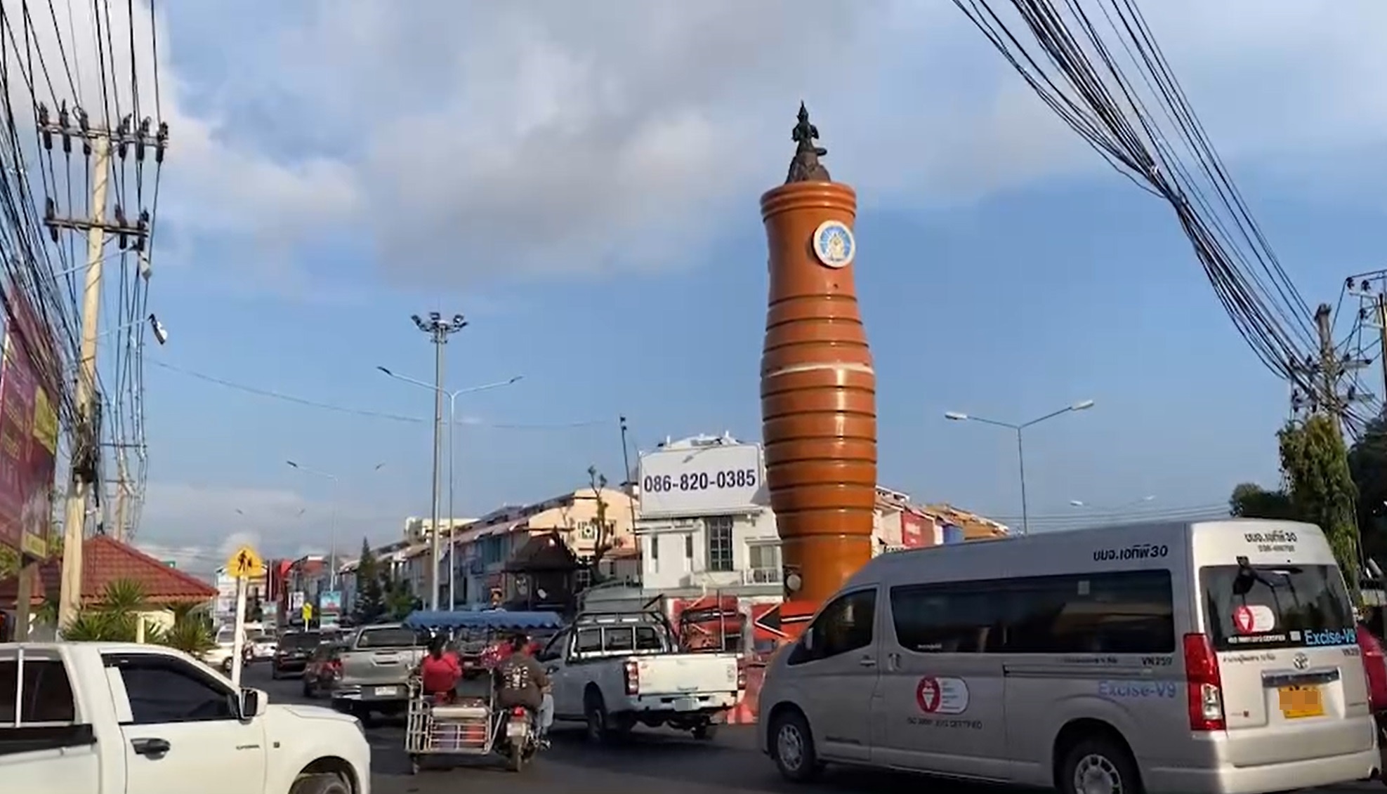 ชาวบ้านโอด! รูปปั้นปี่ยักษ์-พระอภัยมณี วงเวียนระยอง ไม่สมดุล-ทำรถติด
