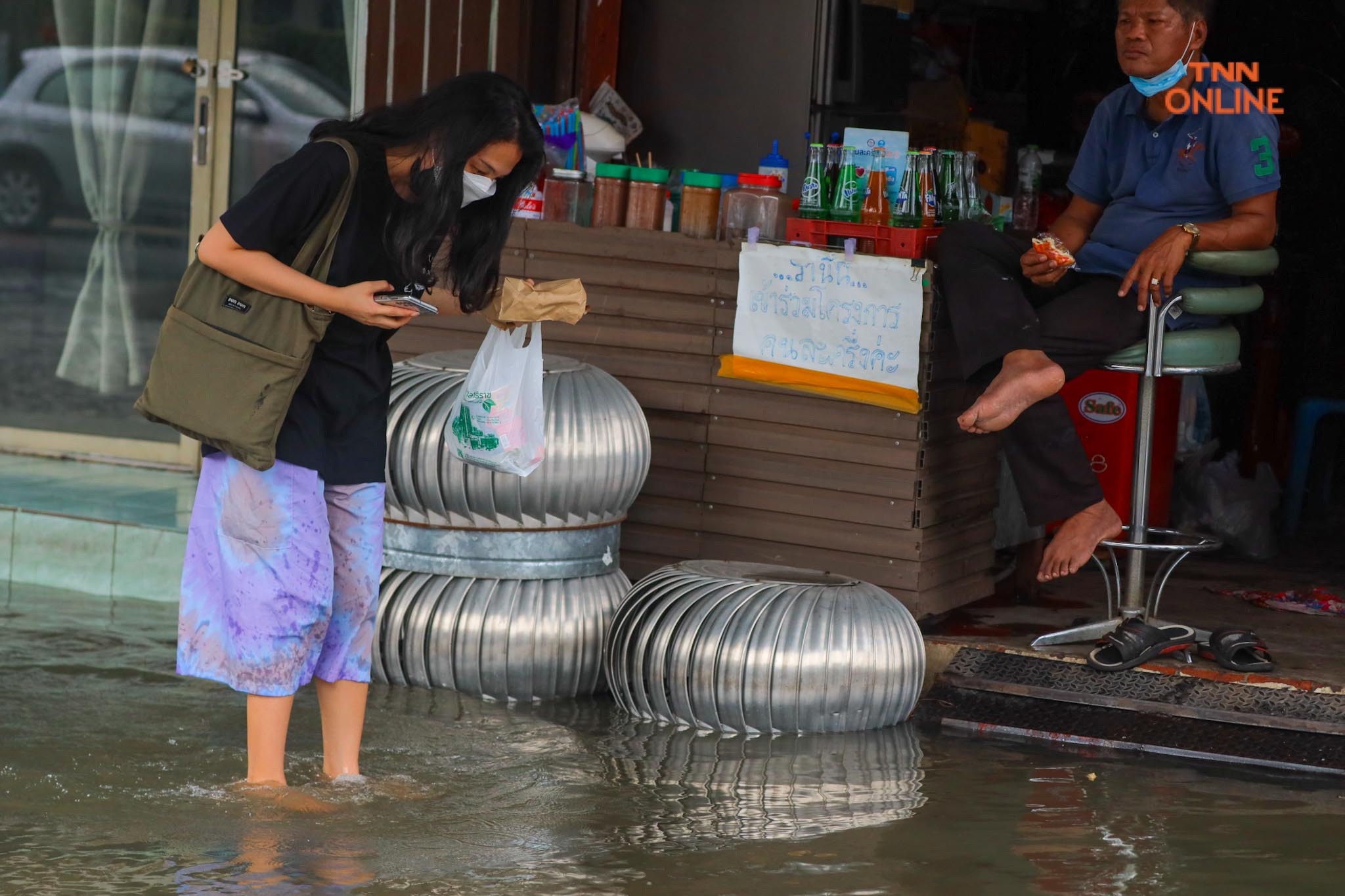 ประมวลภาพ พนังกั้นน้ำใต้สะพานซังฮี้แตกน้ำล้นท่วมผิวจราจร 