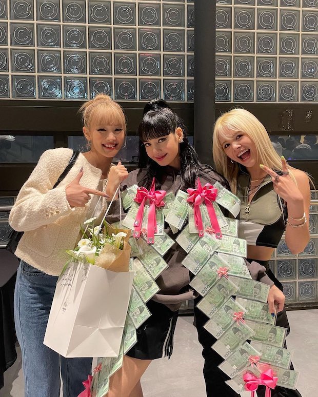 ไหว้ย่อแบบ ‘สายัณห์ สัญญา’!! ‘ลิซ่า BLACKPINK’ รับพวงมาลัยแบงค์วอนจากเพื่อนซี้