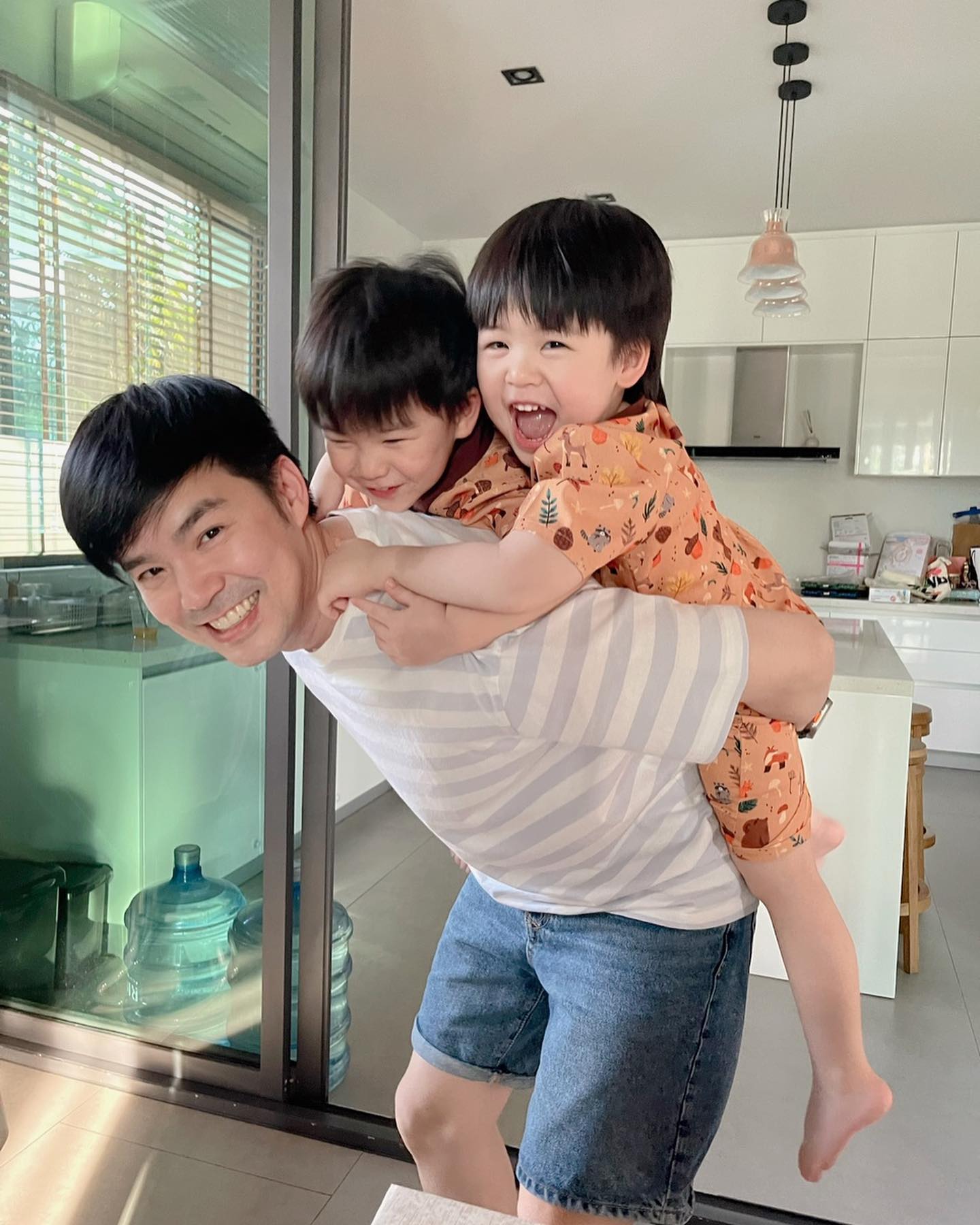 บีม กวี แจงดราม่าแฟนคลับจับมือ น้องธีร์ ขอโทษแฟนคลับคนดังกล่าวที่อาจจะทำให้เสียความรู้สึก บีม กวี แจงดราม่าแฟนคลับจับมือ น้องธีร์ ขอโทษแฟนคลับคนดังกล่าวที่อาจจะทำให้เสียความรู้สึก