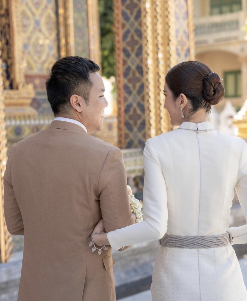 มงคลชีวิต เนย ปภาดา ควงว่าที่เจ้าบ่าวเข้ารับพระราชทานน้ำพระพุทธมนต์ 
