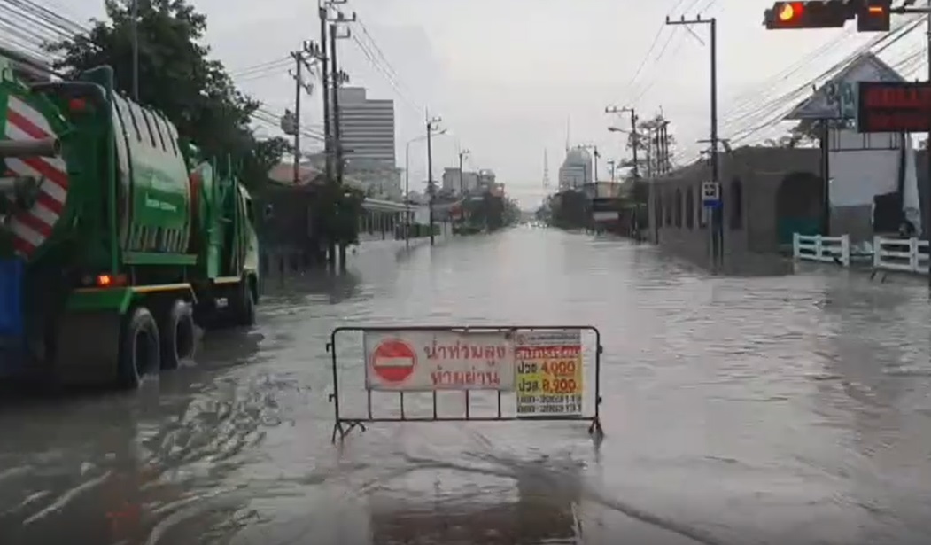 ฝนถล่มพัทยาอย่างหนัก รถดับกลางน้ำหลายคัน! ฝนถล่มพัทยาอย่างหนัก รถดับกลางน้ำหลายคัน!