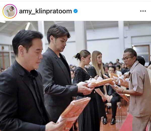 พิธีฌาปนกิจ อ๋อม อรรคพันธ์ ส่งกลับภพภูมิที่ดี คนบันเทิงร่วมอำลาครั้งสุดท้าย พิธีฌาปนกิจ อ๋อม อรรคพันธ์ ส่งกลับภพภูมิที่ดี คนบันเทิงร่วมอำลาครั้งสุดท้าย