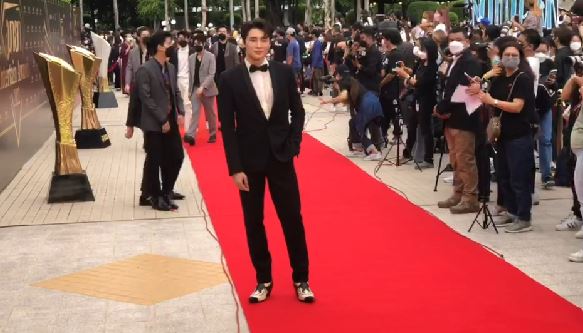 เหล่าคนดัง ตบเท้าร่วมเดินพรมแดงในงาน Maya Entertain Awards 2022 