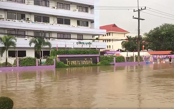 ชัยภูมิอ่วม!น้ำท่วมยังสูงรพ.ต้องใช้สะพานชั่วคราวขนย้ายผู้ป่วย ชัยภูมิอ่วม!น้ำท่วมยังสูงรพ.ต้องใช้สะพานชั่วคราวขนย้ายผู้ป่วย