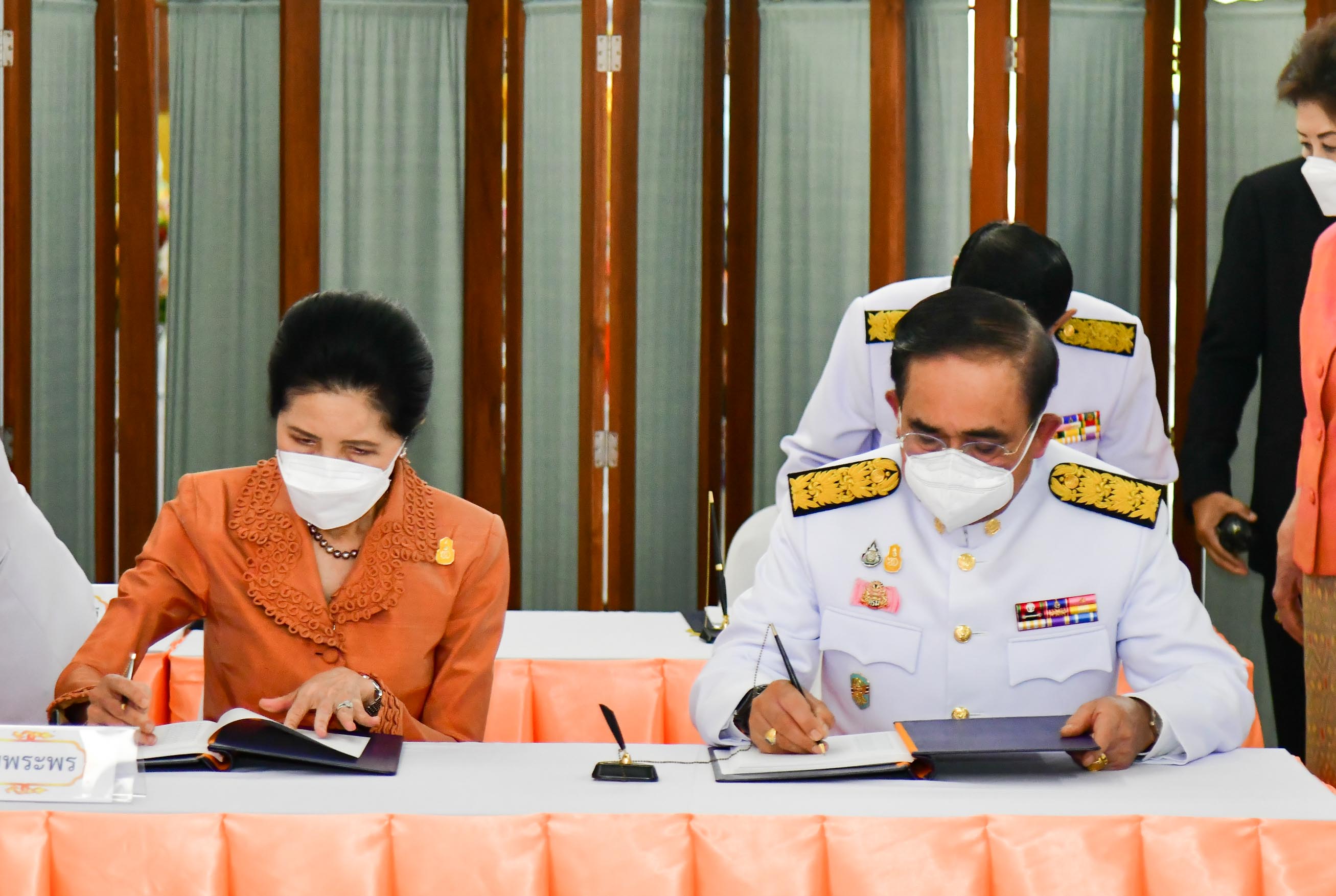 นายกรัฐมนตรีและภริยา พร้อมคณะรัฐมนตรีและคู่สมรส ร่วมลงนามถวายพระพร 