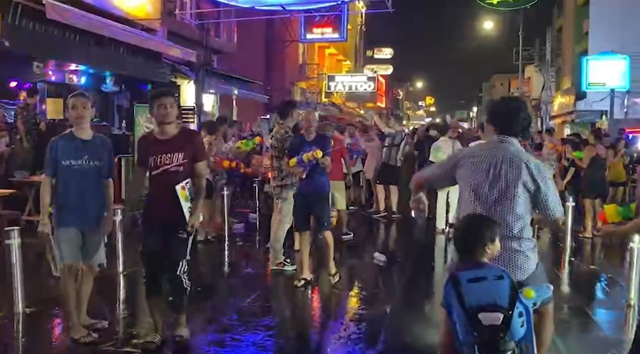 สงกรานต์ 2565 ประมวลภาพยามค่ำคืน ถนนข้าวสาร นทท.เพียบ! สงกรานต์ 2565 ประมวลภาพยามค่ำคืน ถนนข้าวสาร นทท.เพียบ!