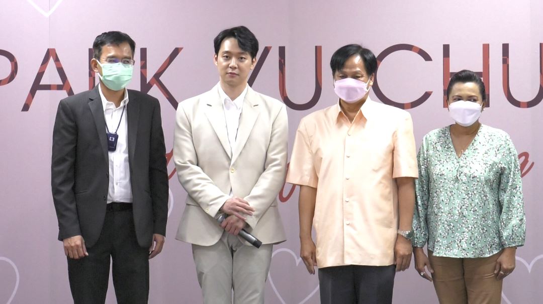 ชมภาพมินิคอนเสิร์ต!! ปาร์ค ยูชอน ในช่วงเทศกาลแห่งความรักให้กับน้องๆ