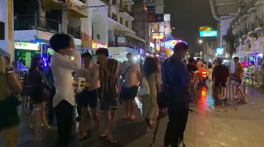 สงกรานต์ 2565 ประมวลภาพยามค่ำคืน ถนนข้าวสาร นทท.เพียบ! สงกรานต์ 2565 ประมวลภาพยามค่ำคืน ถนนข้าวสาร นทท.เพียบ!