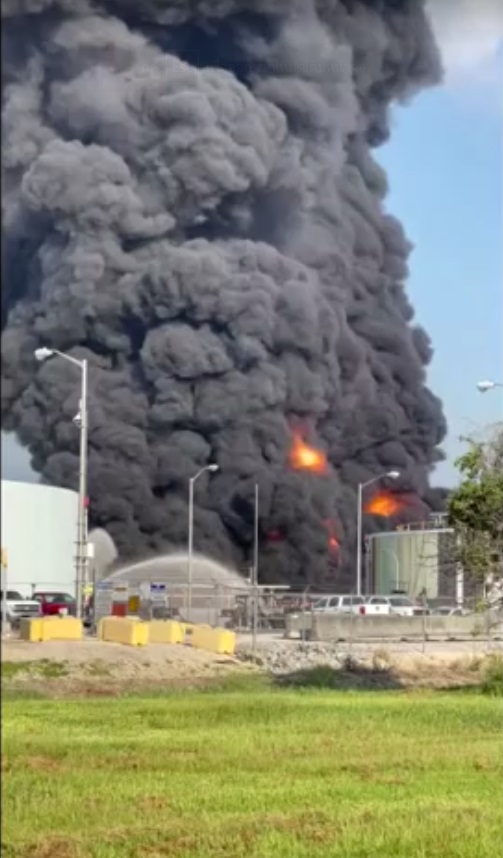 เปิดภาพวินาที! ไฟไหม้โรงกลั่นน้ำมันอย่างรุนแรง ต้องเร่งอพยพประชาชน