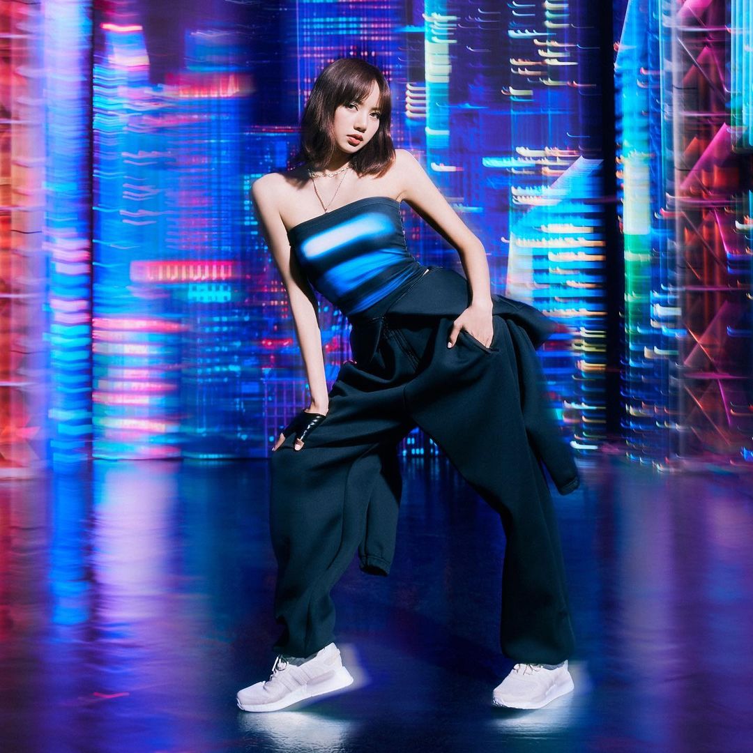  แฟนพร้อมมาก รอพบ “ลิซ่า” ในกิจกรรม WHAT’s LISA’s TrueID? (มีคลิป) 