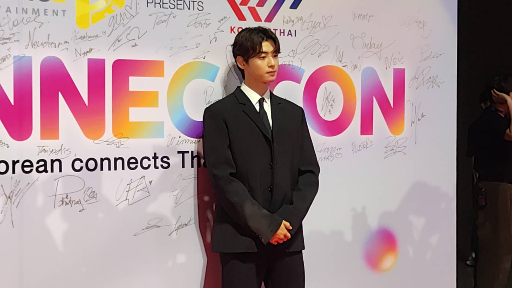 เปิดภาพซุปตาร์หนุ่ม ชาอึนอู ร่วมเดินพรมแดงในงานแถลงข่าว KONNECT CON เปิดภาพซุปตาร์หนุ่ม ชาอึนอู ร่วมเดินพรมแดงในงานแถลงข่าว KONNECT CON