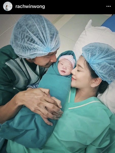 ส่องลีลาการกล่อมลูกของ พ่อตูน อาทิวราห์ ละมุนมาก... ส่องลีลาการกล่อมลูกของ พ่อตูน อาทิวราห์ ละมุนมาก...