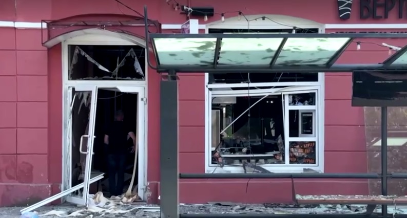 เปิดภาพความเสียหาย! รัสเซียยิงขีปนาวุธโจมตีโรงละครยูเครน เสียชีวิต-บาดเจ็บเพียบ เปิดภาพความเสียหาย! รัสเซียยิงขีปนาวุธโจมตีโรงละครยูเครน เสียชีวิต-บาดเจ็บเพียบ
