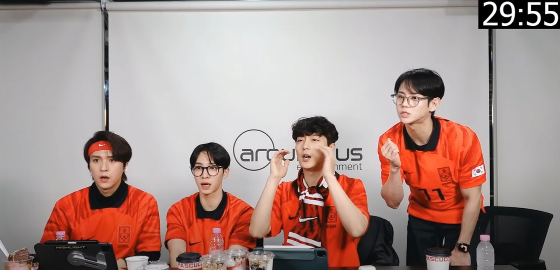 ให้ภาพเล่าเรื่อง! ชมลีลา 4 หนุ่มวง HIGHLIGHT เชียร์ทีมชาติเกาหลีใต้สู้ศึกฟุตบอลโลก ให้ภาพเล่าเรื่อง! ชมลีลา 4 หนุ่มวง HIGHLIGHT เชียร์ทีมชาติเกาหลีใต้สู้ศึกฟุตบอลโลก