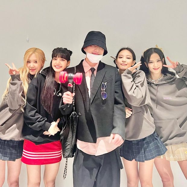 ไหว้ย่อแบบ ‘สายัณห์ สัญญา’!! ‘ลิซ่า BLACKPINK’ รับพวงมาลัยแบงค์วอนจากเพื่อนซี้