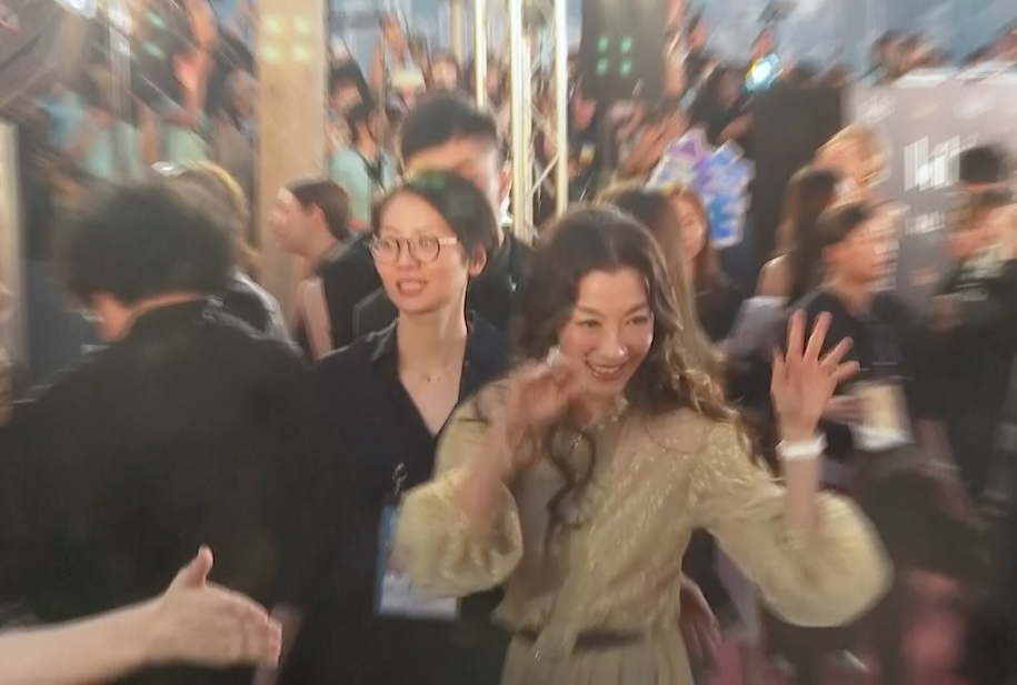 ช็อตหายาก!! ‘หลิวเต๋อหัว - มิเชล โหย่ว’ กระทบไหล่ ที่งาน Hong Kong Film Awards
