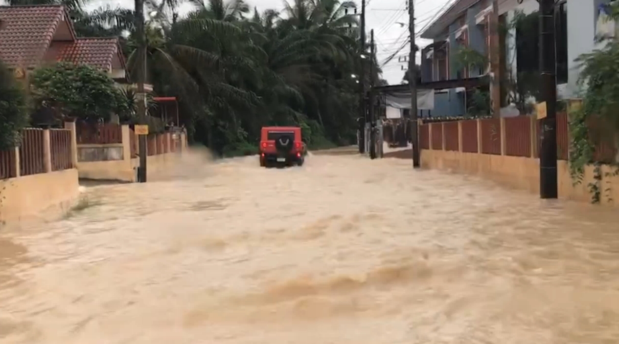 เปิดภาพน้ำป่าทะลัก อ.กาญจนดิษฐ์ ท่วมบ้านเรือน 250 หลัง เปิดภาพน้ำป่าทะลัก อ.กาญจนดิษฐ์ ท่วมบ้านเรือน 250 หลัง