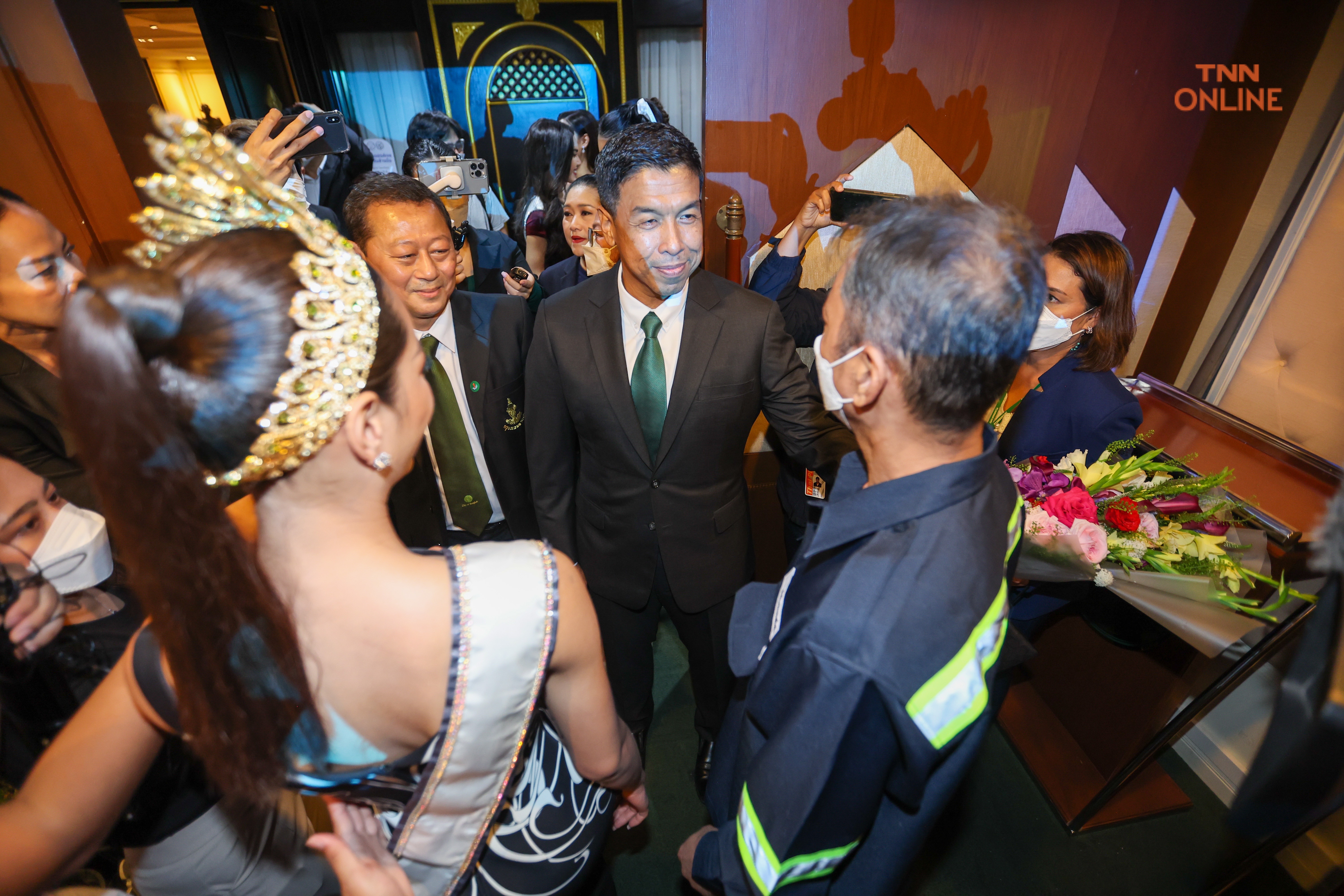 แอนนาเสือพบผู้ว่ากทม.ก่อนเซอร์ไพรส์พ่อนำดอกไม้มาต้อนรับ