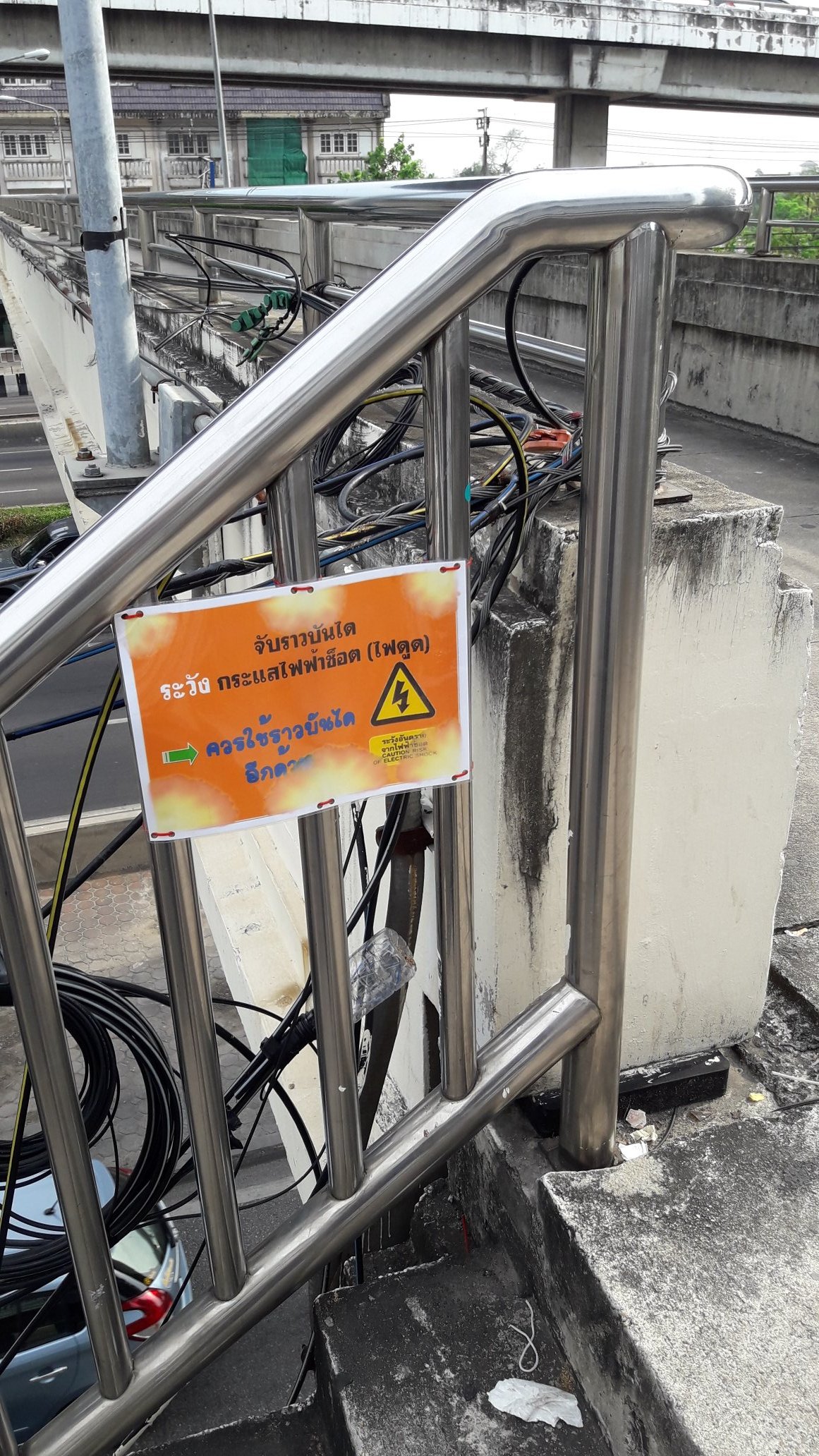 สะพานลอยชวนผวา! ห้ามจับราวสะพานถ้าไม่อยากโดนไฟดูด