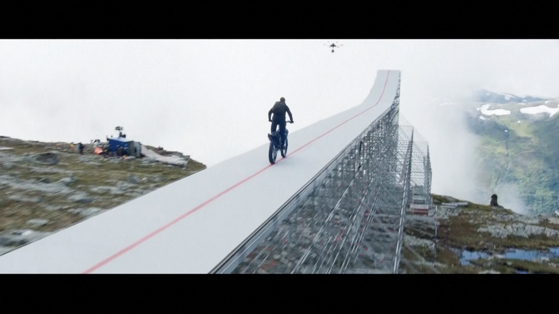 หวาดเสียวสุดๆ!! 'ทอม ครูซ' ซิ่งสองล้อข้ามสะพานขาดดิ่งหน้าผาใน Mission: Impossible 7 หวาดเสียวสุดๆ!! 'ทอม ครูซ' ซิ่งสองล้อข้ามสะพานขาดดิ่งหน้าผาใน Mission: Impossible 7