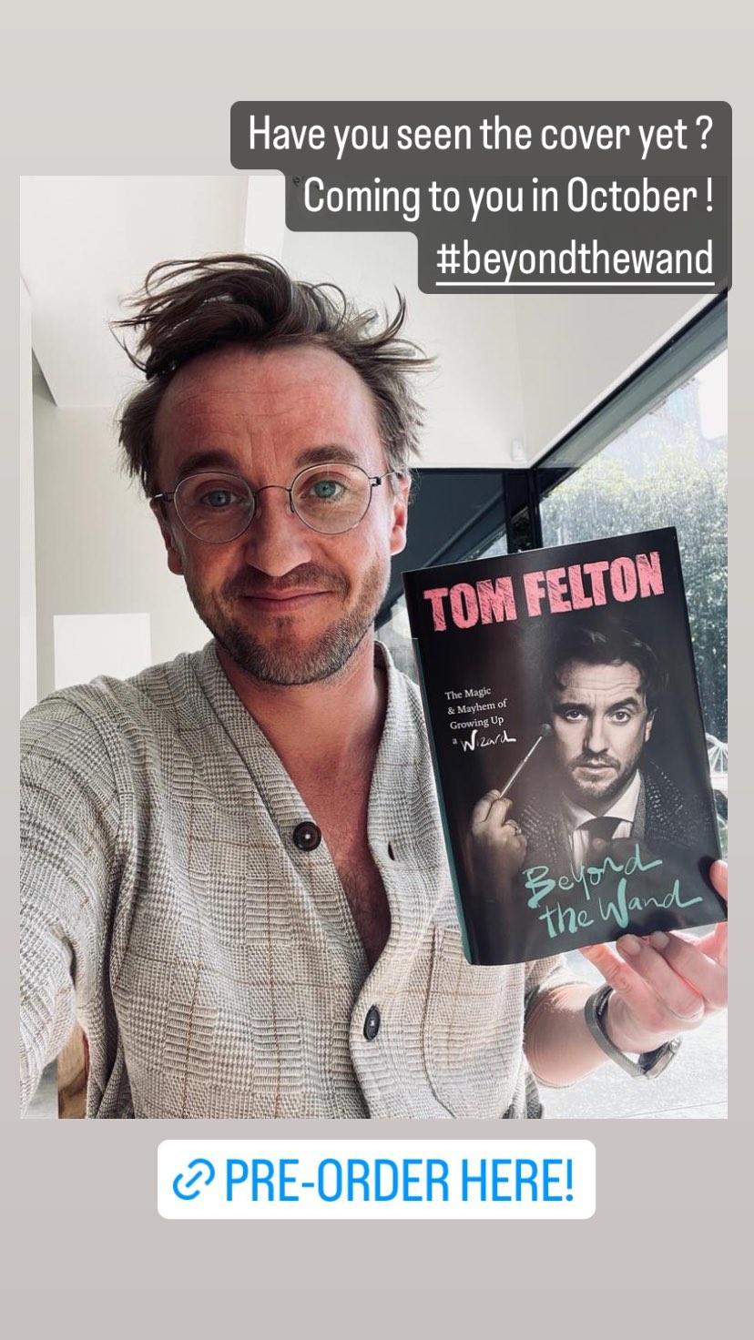 “Tom Felton” ส่งหนังสือ Beyond The Wand ให้ “J.K. Rowling” “Tom Felton” ส่งหนังสือ Beyond The Wand ให้ “J.K. Rowling”