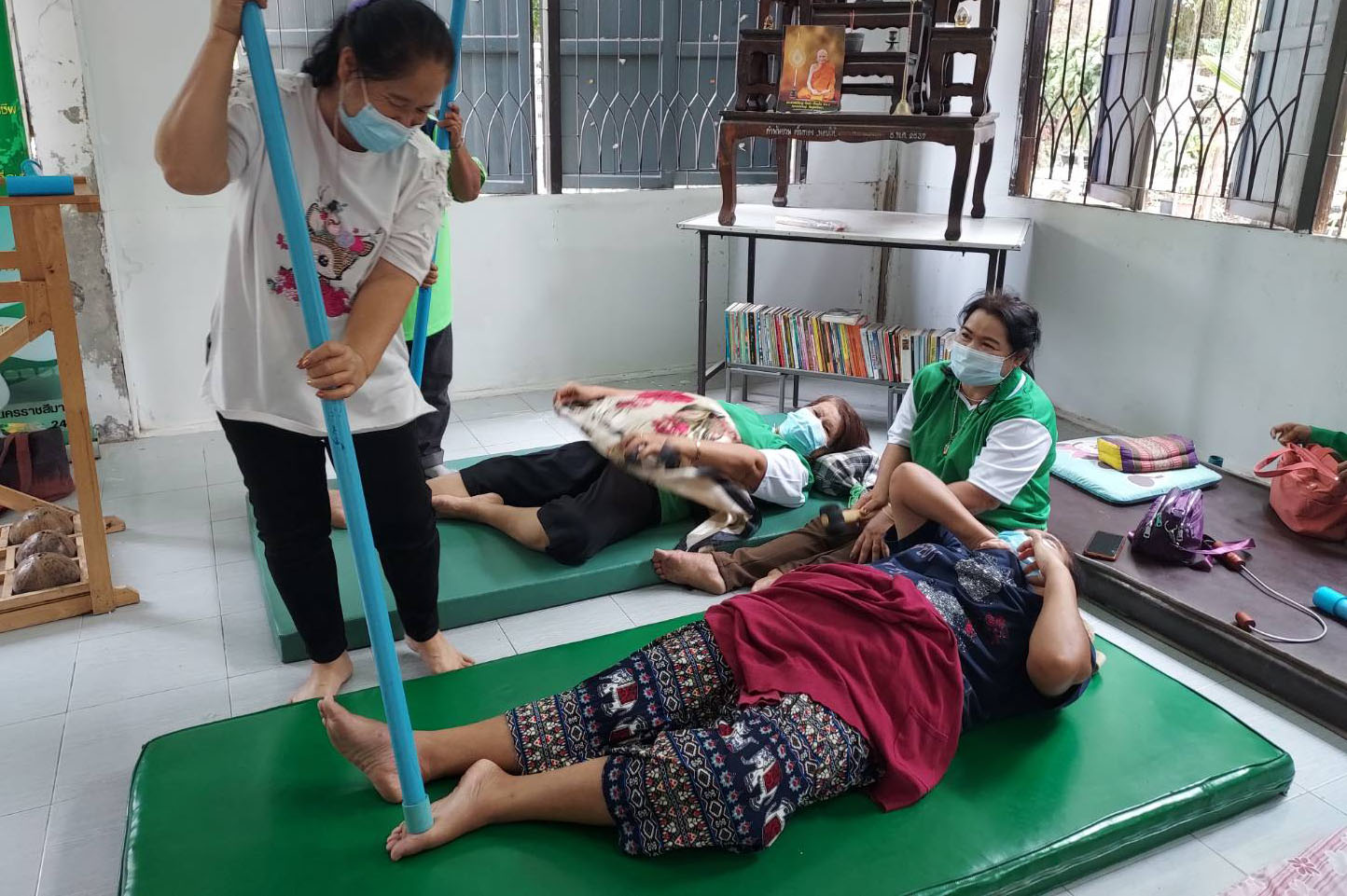 ยุคนี้ต้องเว้นระยะห่าง นวดแผนไทยยุคโควิดใช้ไม้พองแทนมือ ยุคนี้ต้องเว้นระยะห่าง นวดแผนไทยยุคโควิดใช้ไม้พองแทนมือ