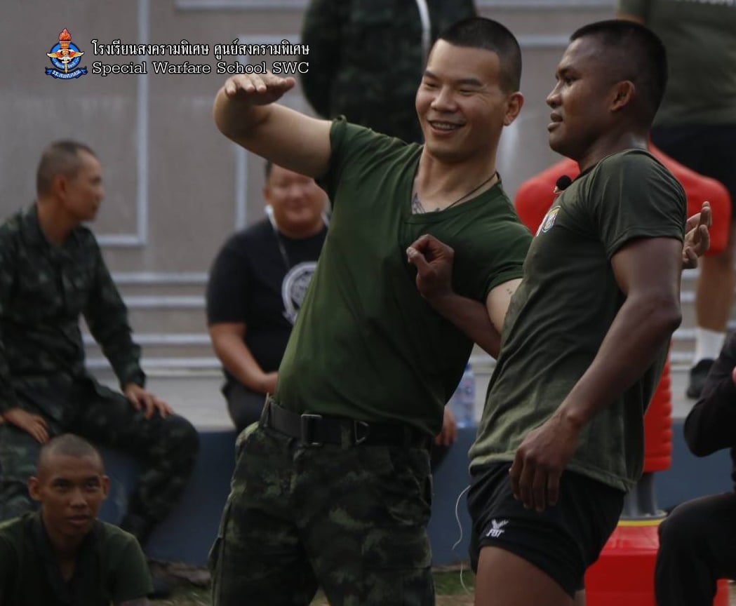 บัวขาว สอนมวยไทยให้นร.ทหาร ก่อนปะทะ หมอภาคย์ บัวขาว สอนมวยไทยให้นร.ทหาร ก่อนปะทะ หมอภาคย์