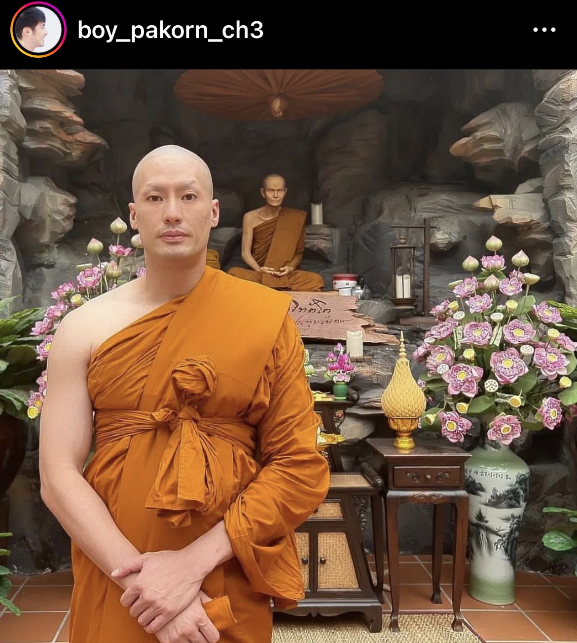 เฟย์ ร่วมอนุโมทนาบุญ ถือหมอนงานบวช พระบอย เฟย์ ร่วมอนุโมทนาบุญ ถือหมอนงานบวช พระบอย