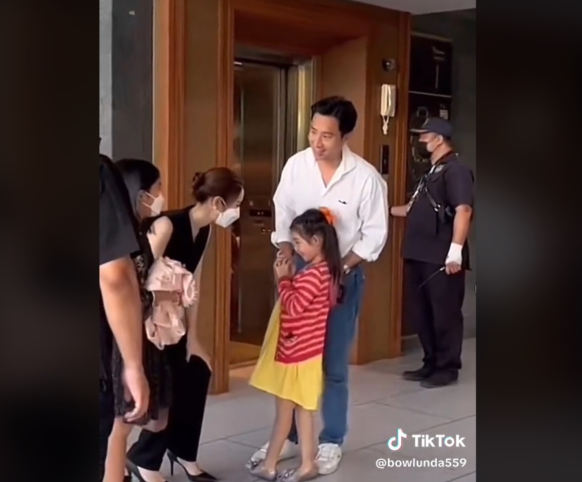 เปิดวาร์ป นนกุล หนุ่มหน้าใส มีคลิปเดินคุย ถือผ้าคลุมไหล่ให้ แอฟ ทักษอร