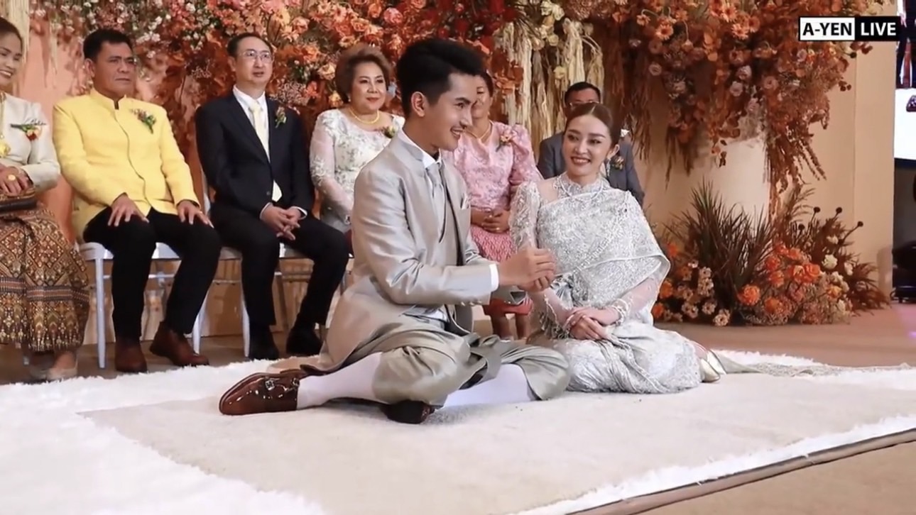 เริ่มต้นชีวิตคู่ บอย ศิริชัย ควง แอน อรดี เข้าพิธีวิวาห์สุดอบอุ่น สินสอดนับล้าน! เริ่มต้นชีวิตคู่ บอย ศิริชัย ควง แอน อรดี เข้าพิธีวิวาห์สุดอบอุ่น สินสอดนับล้าน!