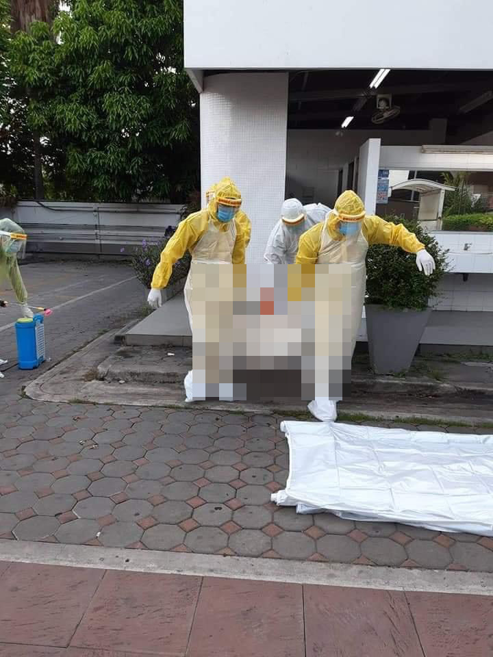 ใส่ชุด PPE เก็บร่างชายเสียชีวิตปริศนา ในห้องน้ำปั้ม ย่านจตุจักร ใส่ชุด PPE เก็บร่างชายเสียชีวิตปริศนา ในห้องน้ำปั้ม ย่านจตุจักร