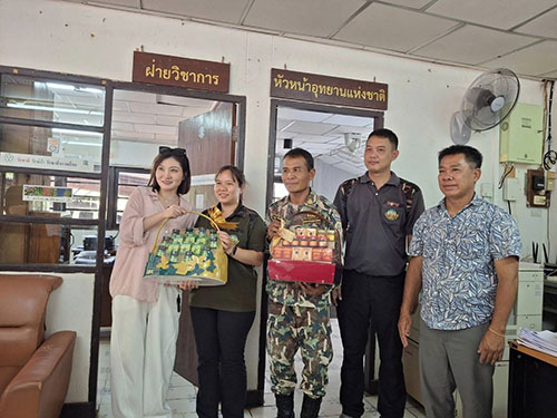สุดประทับใจ! นทท.จีนโผกอดจนท.อุทยานฯผาแต้ม ช่วยชีวิต 5 ปีก่อน สุดประทับใจ! นทท.จีนโผกอดจนท.อุทยานฯผาแต้ม ช่วยชีวิต 5 ปีก่อน