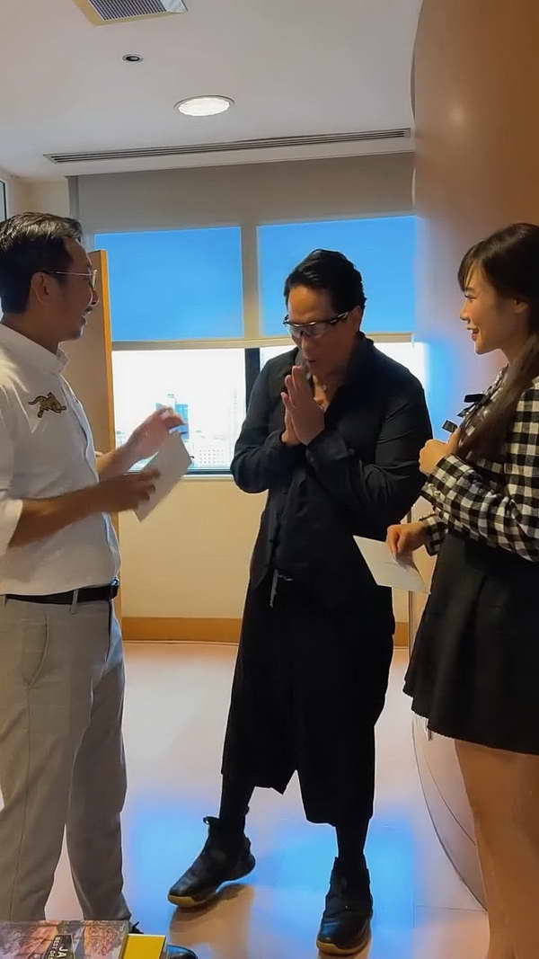 เตย เมษินี ควง โจอี้บอย แจกการ์ดเชิญ เบิร์ด ธงไชย ซุปตาร์ในดวงใจร่วมงานแต่ง เตย เมษินี ควง โจอี้บอย แจกการ์ดเชิญ เบิร์ด ธงไชย ซุปตาร์ในดวงใจร่วมงานแต่ง