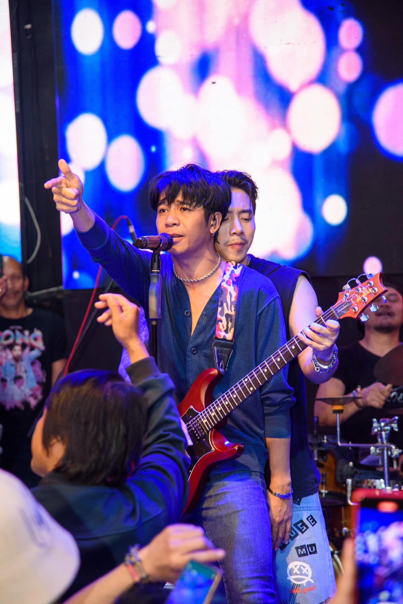 หวิดตกเวที “ก้อง ห้วยไร่” ถูกแฟนคลับดึงมือขณะร้องเพลง