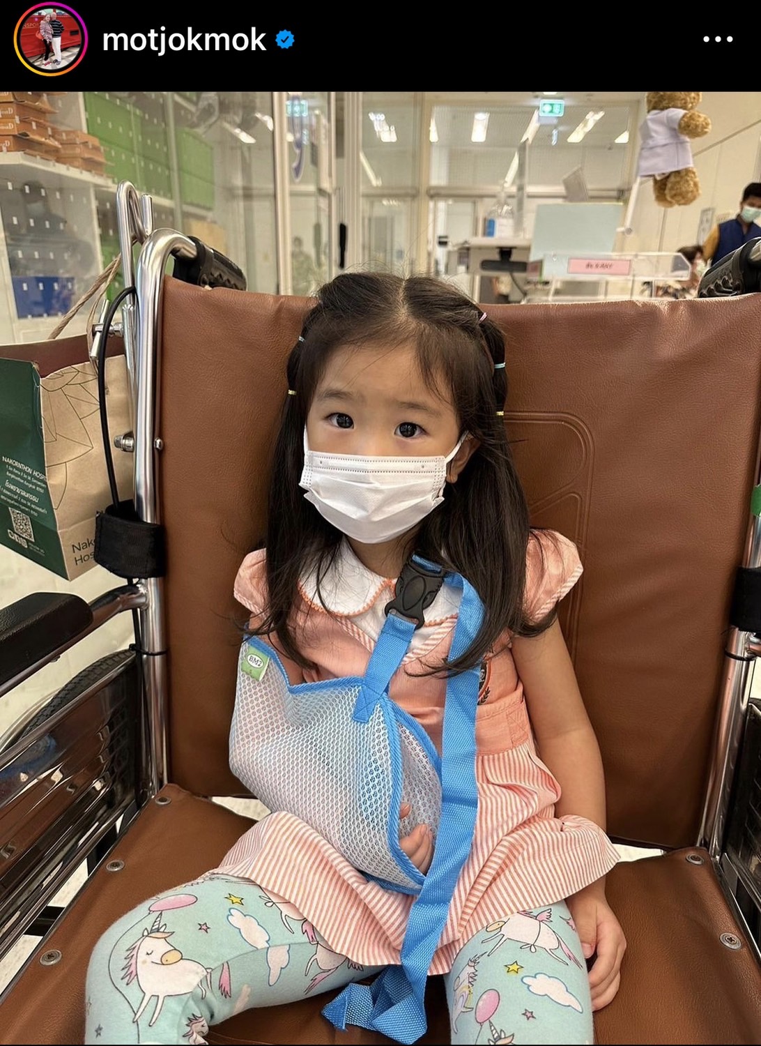 เอ็ม บุษราคัม ใจแทบขาด ลูกสาวคนเล็กล้มแขนหัก ผ่าตัดด่วน!! เอ็ม บุษราคัม ใจแทบขาด ลูกสาวคนเล็กล้มแขนหัก ผ่าตัดด่วน!!