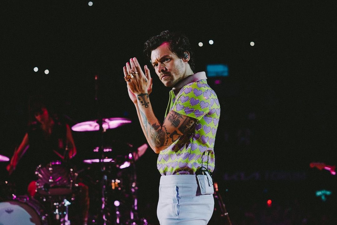 Harry Styles เดินทางถึงประเทศไทยแล้ว แฟนๆ เซอร์ไพรส์เจอยืนซื้อน้ำมะพร้าว