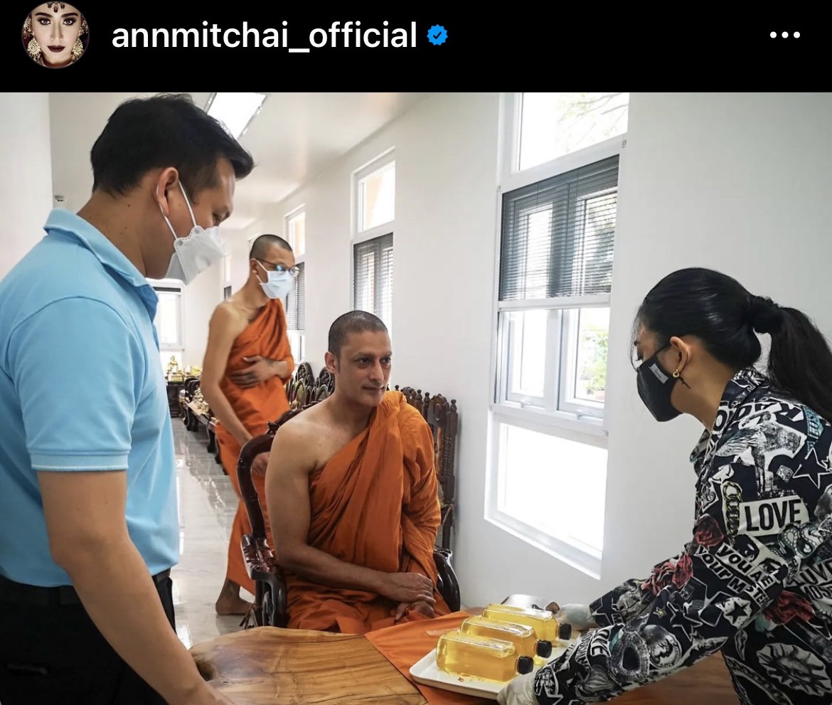 แอน มิตรชัย เผยภาพมีโอกาสถวายเพล พระกากัน มาลิค 