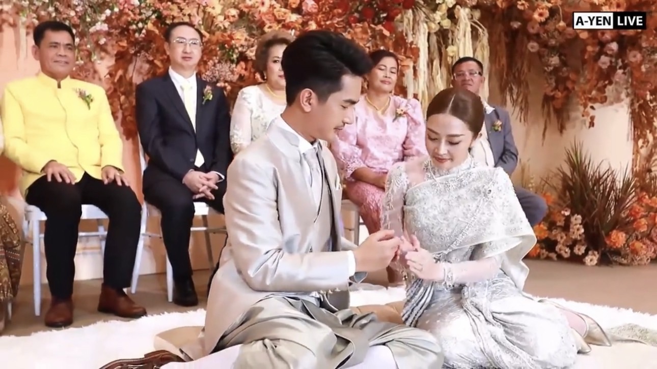 เริ่มต้นชีวิตคู่ บอย ศิริชัย ควง แอน อรดี เข้าพิธีวิวาห์สุดอบอุ่น สินสอดนับล้าน! เริ่มต้นชีวิตคู่ บอย ศิริชัย ควง แอน อรดี เข้าพิธีวิวาห์สุดอบอุ่น สินสอดนับล้าน!