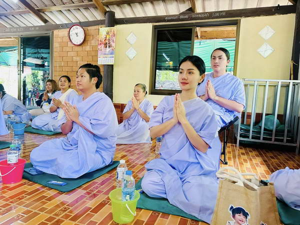 แพรวพราว อดีตภรรยา ผู้ใหญ่บ้านฟินแลนด์ ขอพักทางโลก นุ่งขาวเข้าวัดปฏิบัติธรรม