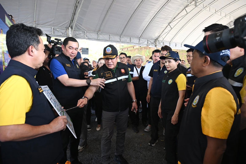 นฤมล ลุยน้ำท่วมนครศรีฯ มอบถุงยังชีพ-เร่งเยียวยาเกษตรกร นฤมล ลุยน้ำท่วมนครศรีฯ มอบถุงยังชีพ-เร่งเยียวยาเกษตรกร