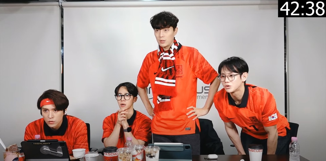 ให้ภาพเล่าเรื่อง! ชมลีลา 4 หนุ่มวง HIGHLIGHT เชียร์ทีมชาติเกาหลีใต้สู้ศึกฟุตบอลโลก ให้ภาพเล่าเรื่อง! ชมลีลา 4 หนุ่มวง HIGHLIGHT เชียร์ทีมชาติเกาหลีใต้สู้ศึกฟุตบอลโลก