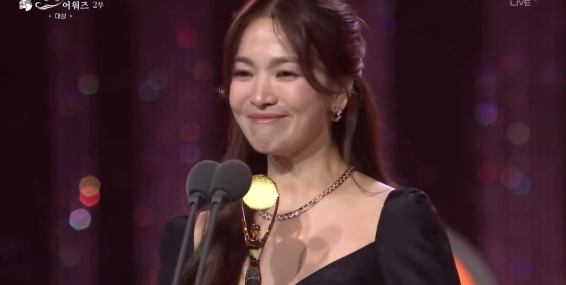 ‘ซงฮเยคโย’ คว้าแดซัง!! เวที Blue Dragon Series Awards ปีนี้ จากบทนำ The Glory ‘ซงฮเยคโย’ คว้าแดซัง!! เวที Blue Dragon Series Awards ปีนี้ จากบทนำ The Glory