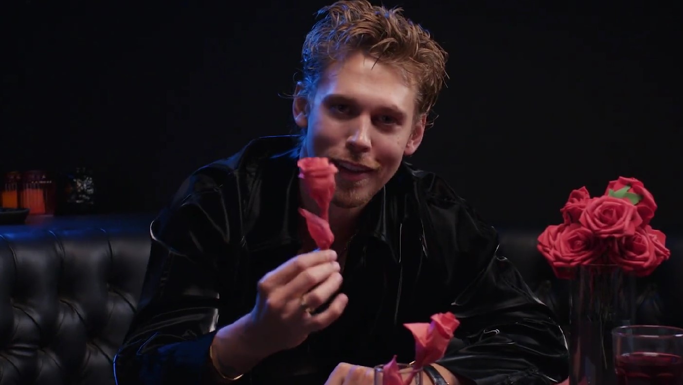 “Austin Butler” โชว์ความสามารถพับกระดาษเช็ดปากเป็นดอกกุหลาบ