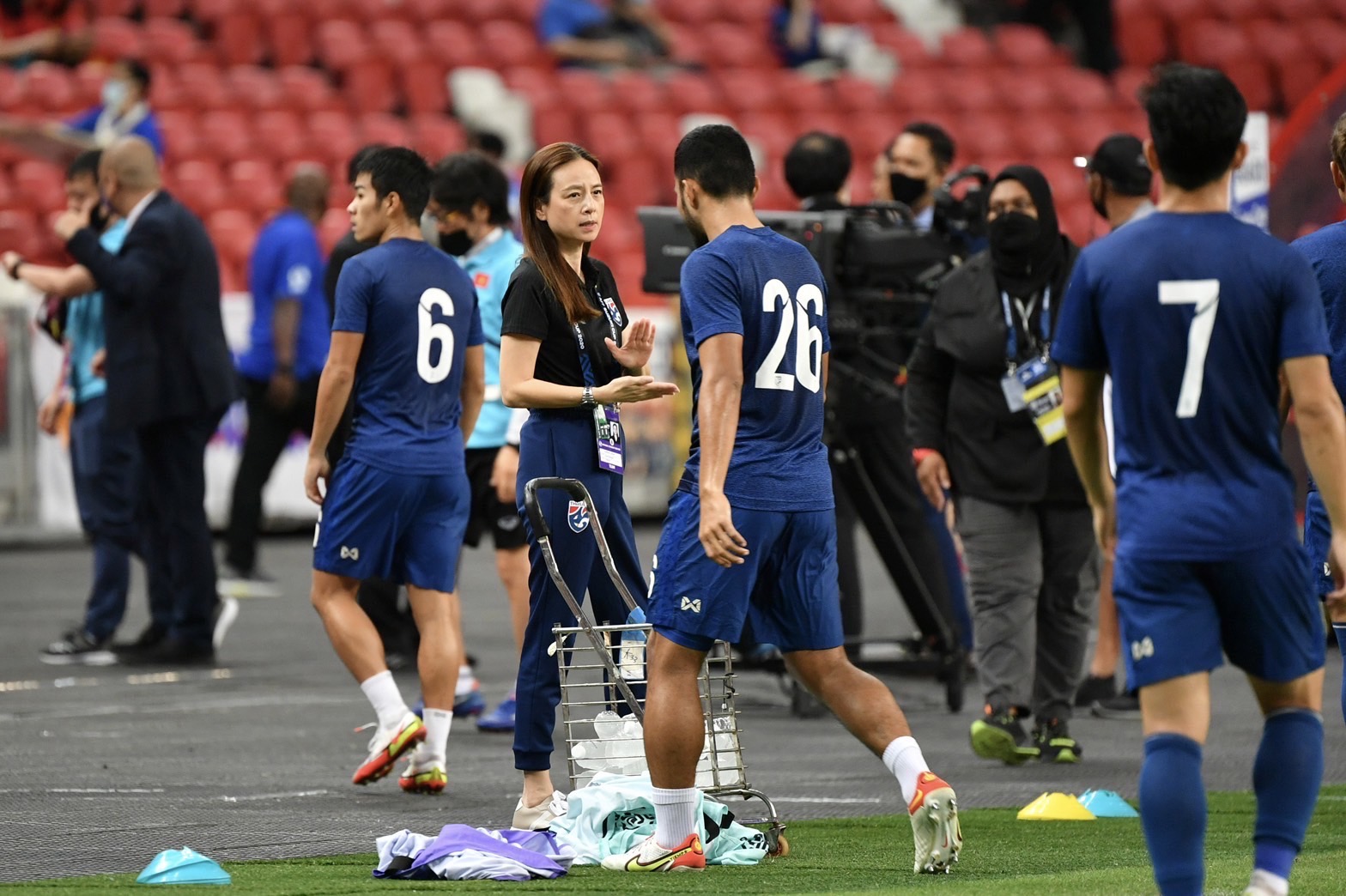 รวมภาพ 'มาดามแป้ง' กับทบาท 'ผจก.ทีมชาติไทย' นัดเอาชนะเวียดนาม 2-0 รวมภาพ 'มาดามแป้ง' กับทบาท 'ผจก.ทีมชาติไทย' นัดเอาชนะเวียดนาม 2-0